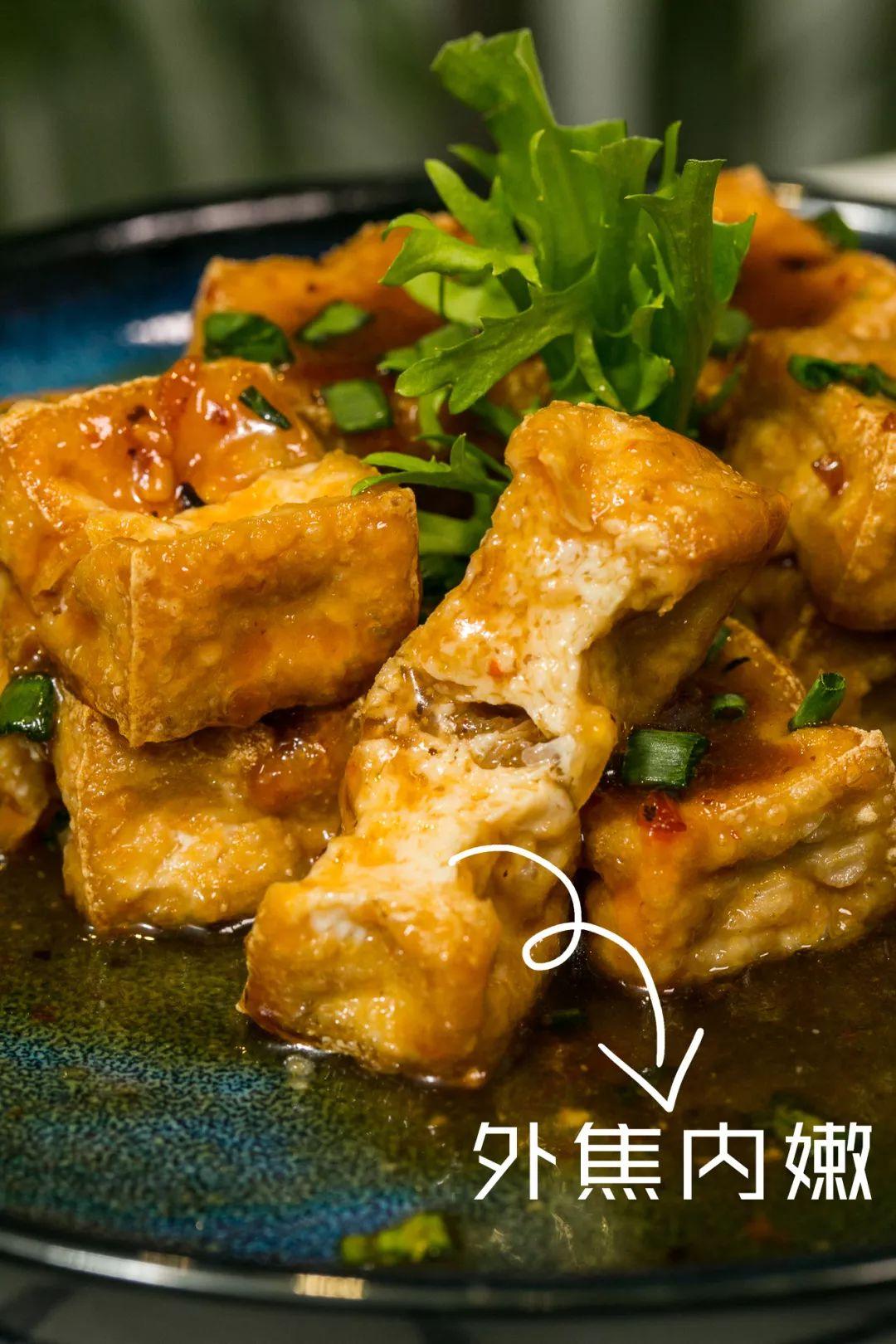 双色的双层小店，晚上有满天星星，呆足一天也不够