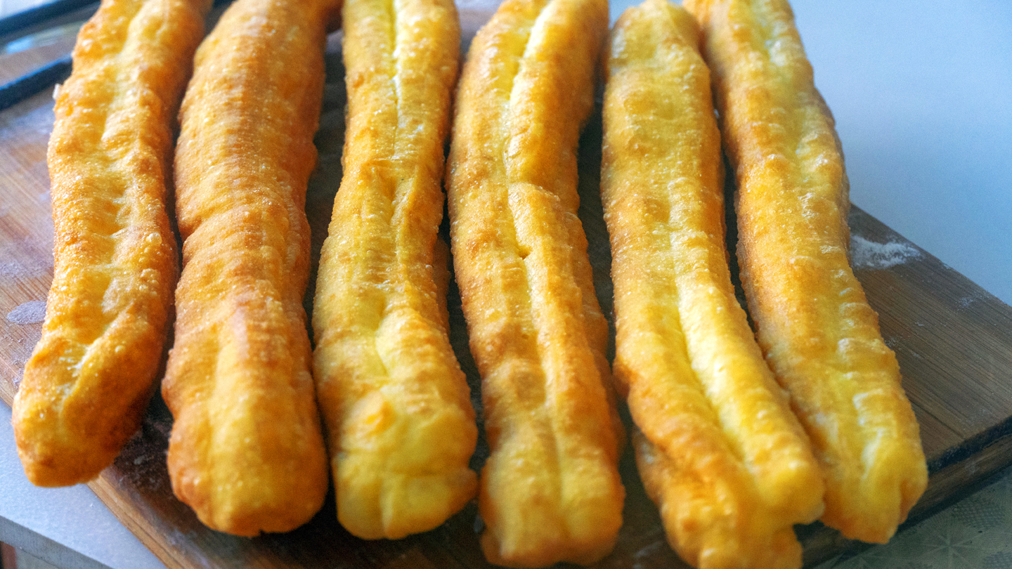 香酥小油条做法不用任何添加剂,家庭自制油条的小窍门