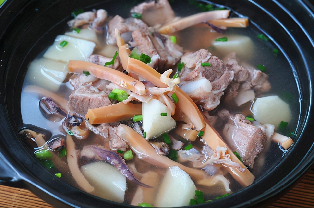 人称它“女人菜”，缺点就是有点贵！炖墨鱼！女人别舍不得