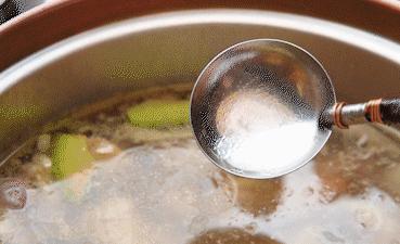 椰椰椰！这家人气椰子鸡专门店，光是汤底就喝饱了