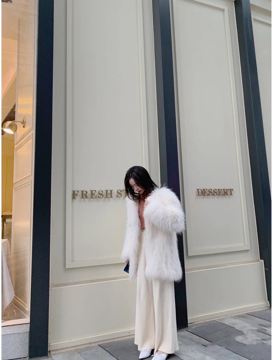 白色皮草马甲里面搭什么颜色打底,白色皮草内搭蕾丝打底衫好看不