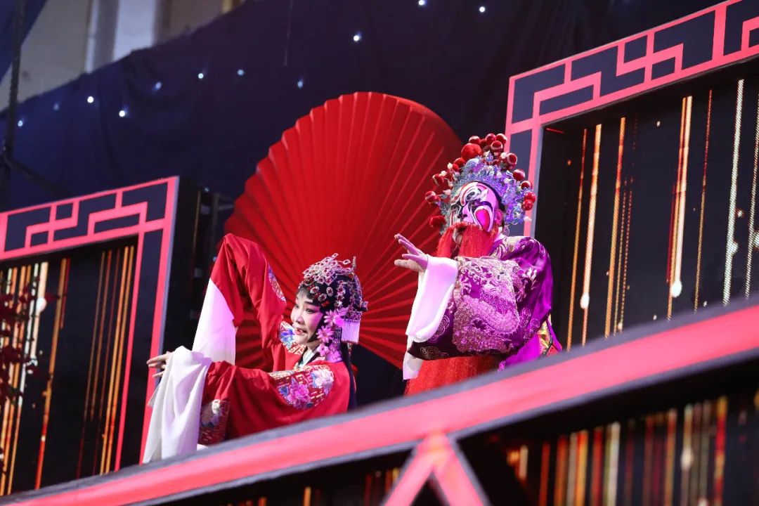 音乐会不按套路出牌：小毕哥现场吃起了大米饭，谢大脚跟着大爷学犁地