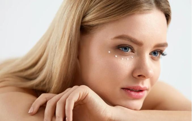 让EYE释放睛采丨眼霜如何使用才能达到上佳效果