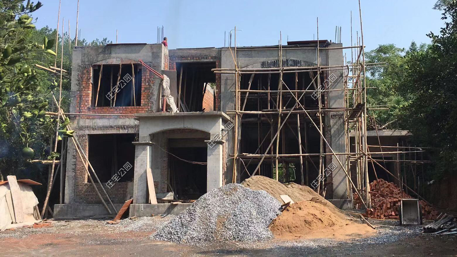 这栋农村别墅到底盖得有多好？光基础就花30吨水泥，惊艳十里八乡