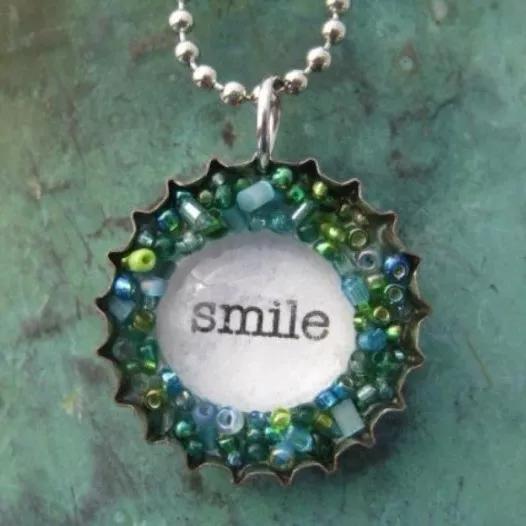 用啤酒的瓶盖怎么做成玩具,六个瓶盖可以做什么手工玩具