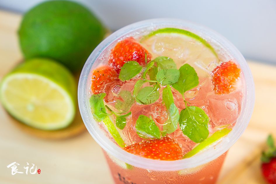 在人民路上喝了杯爆款「蜂蜜茶」，还送我超萌杯套