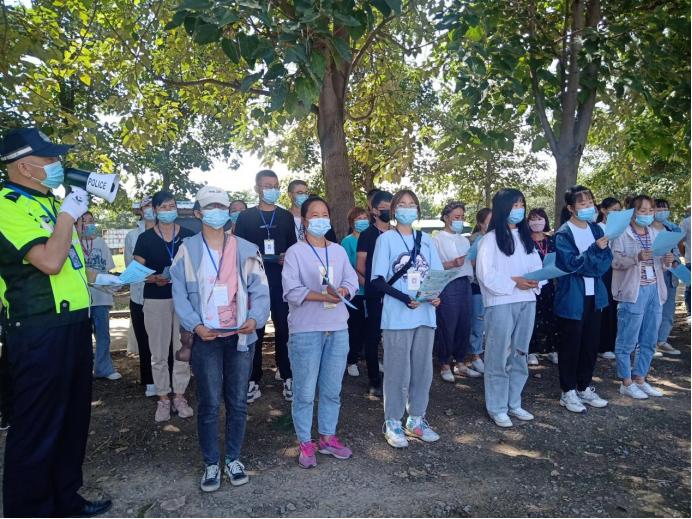 交管站开展一盔一带安全宣传行动,一盔一带交通安全宣传简报