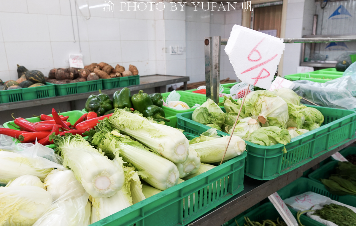 闲逛老店林立的澳门十月初五老街,菜市场的菜价有些出乎意料