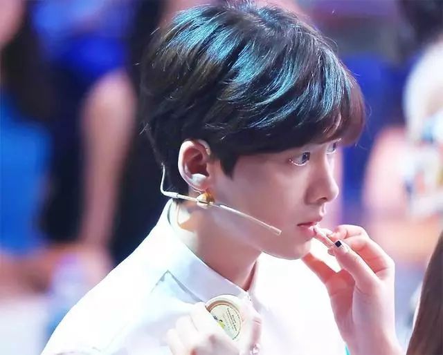 李易峰嘴唇上薄下厚,李易峰唇膏