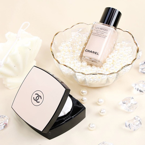 CHANEL全新气垫水粉底系列来啦，夏天也可带出莹亮肌