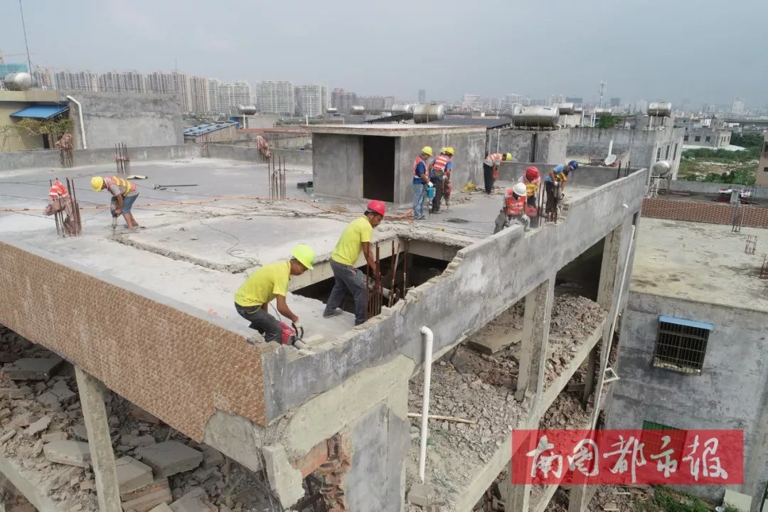 海口一小区多栋楼顶违建被拆,拆除违建海口别墅