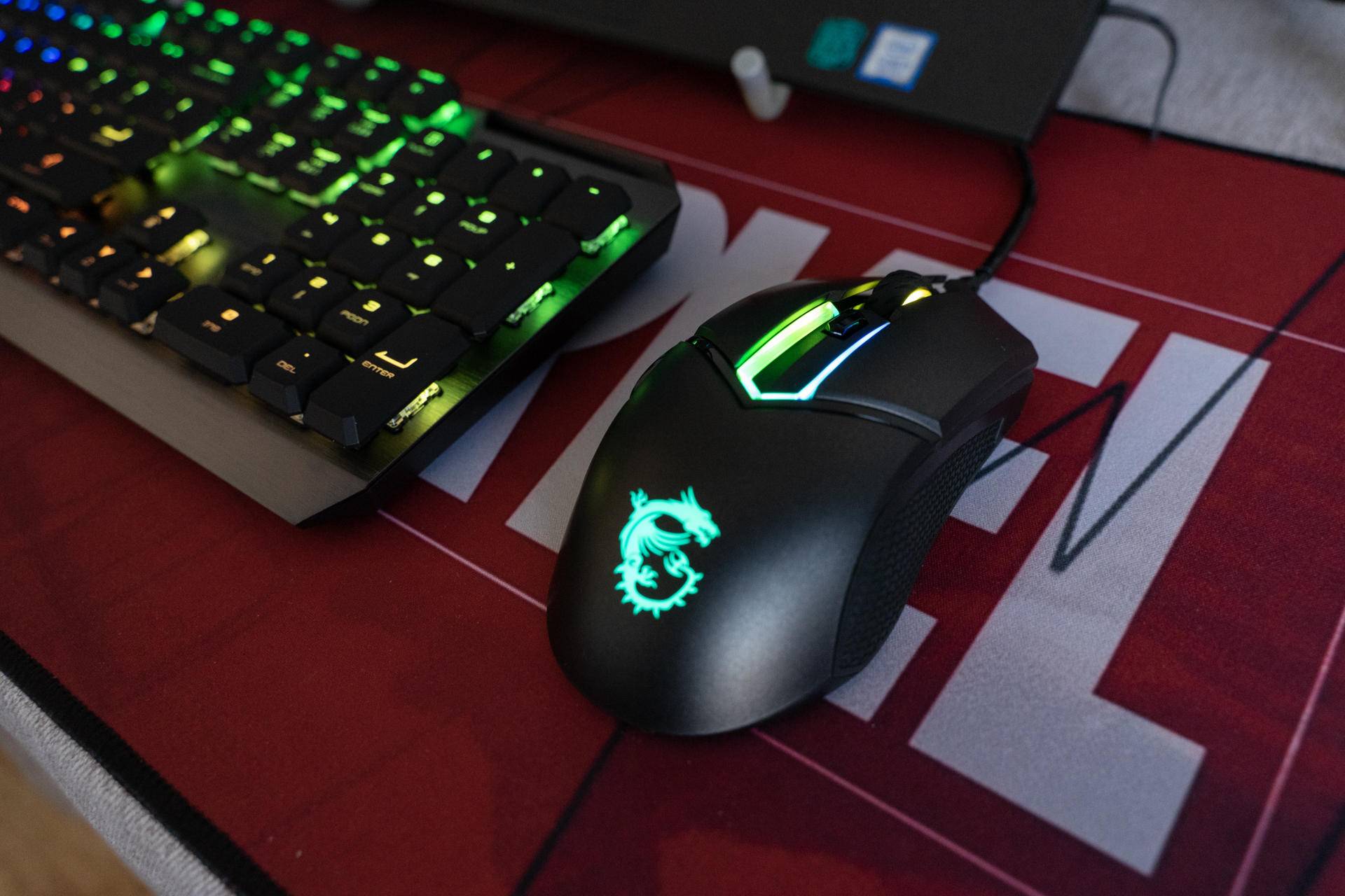 看样子就很有料，这个自带龙纹身的鼠标果然很不一般