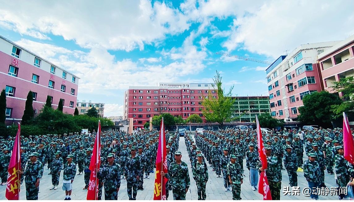 迷彩青春即刻起航新生军训,迷彩少年军校冬令营军训2019年