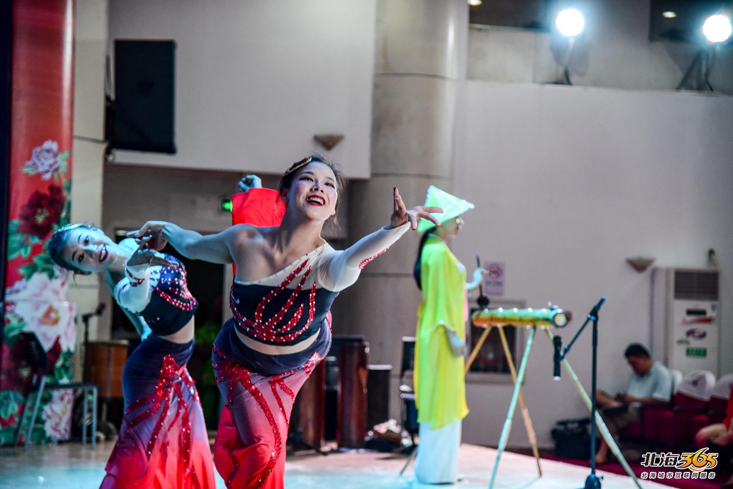 我在北海图书馆拍了一场特别的晚会，观众情不自禁跟着节奏动起来