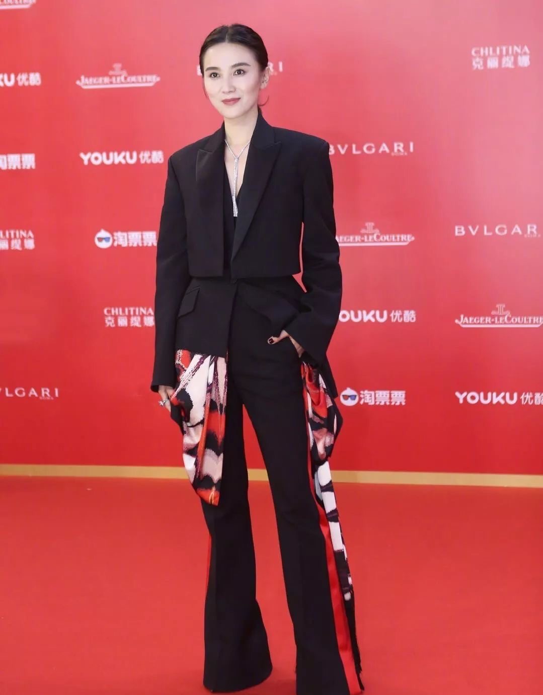 宋佳穿高级感西装,宋佳缎面西装搭皮鞋气场十足