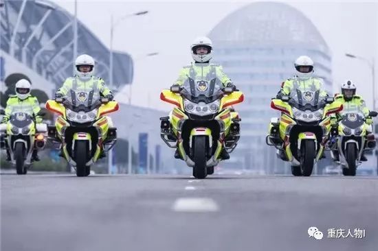 重庆骑摩托车上班,重庆大叔骑摩托