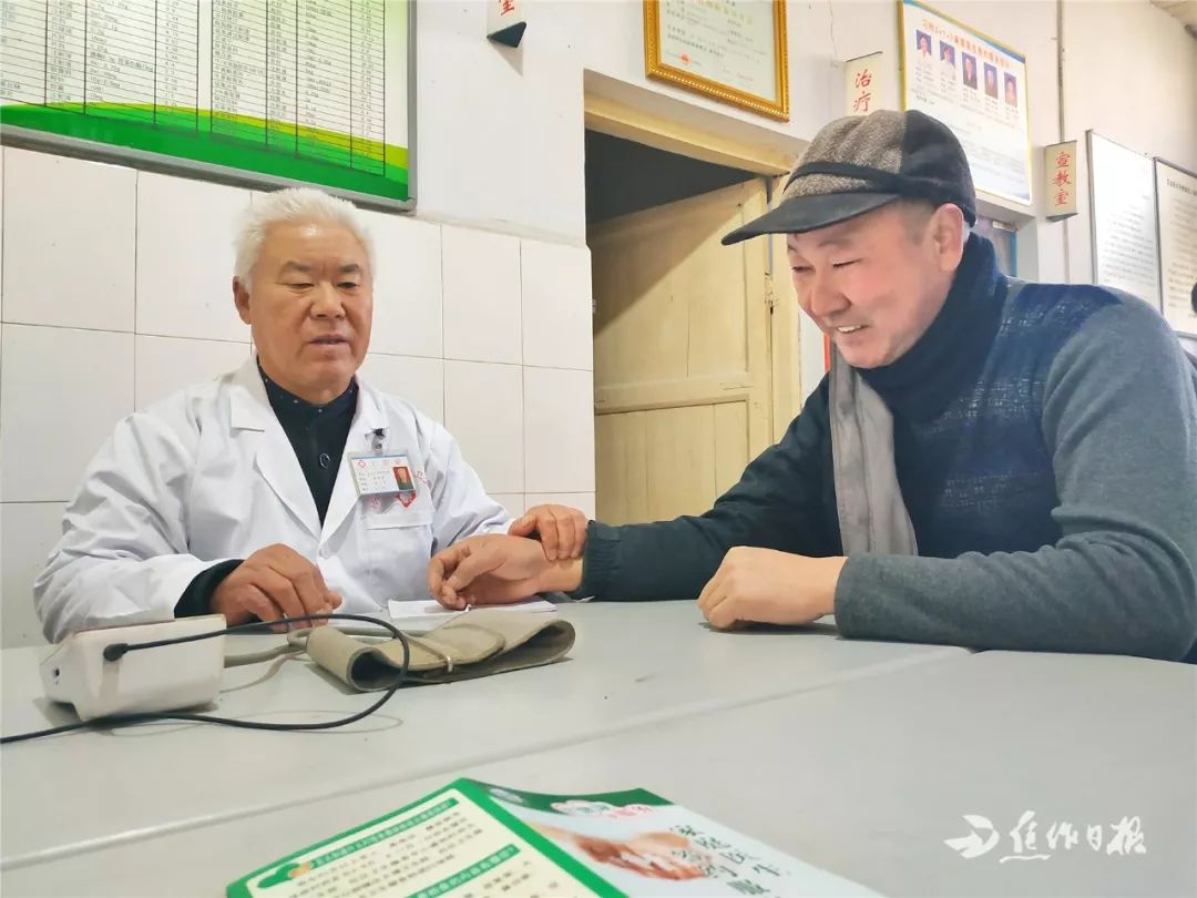 健康扶贫“父子兵”！乡亲们都能健健康康，就是这父子俩最大的心愿