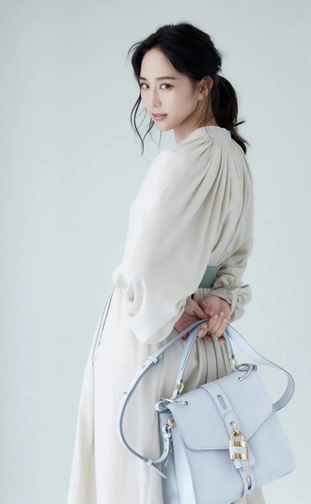 为什么你扎高马尾显得头发很油,为什么扎马尾显头顶平