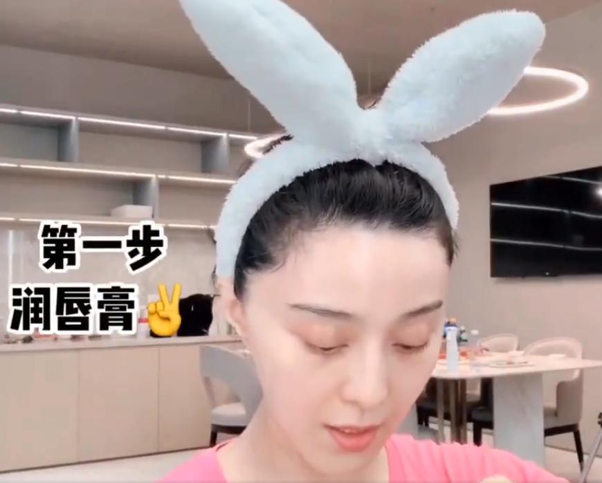 范冰冰大兔耳朵发箍,范冰冰晒自拍露出无名指戒指