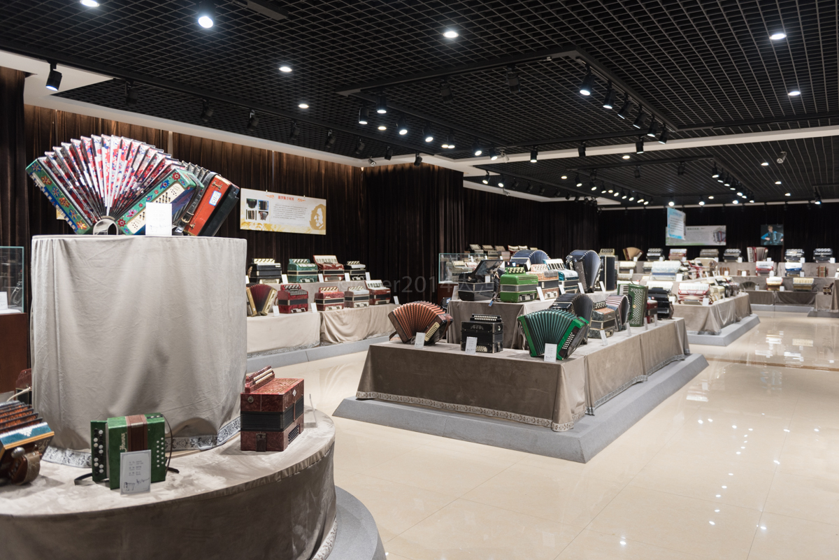 *疆新**有一座低调的手风琴之城，博物馆收藏一千多架手风琴