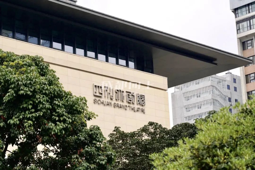 如何让成都变东京？网友：大LOGO收敛点