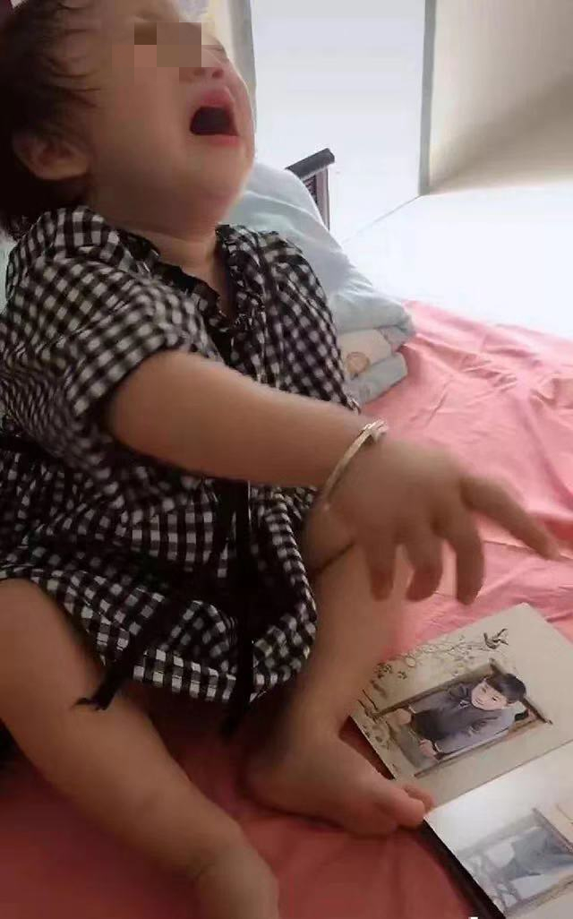 女儿发现墙上的全家福,女儿看到爸爸照片崩溃大哭