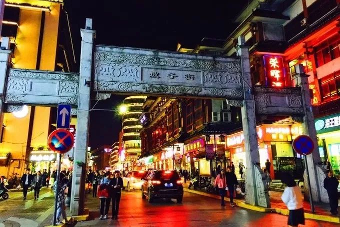 这几条美食街才是人气最旺的地方,最值得去的10条美食街
