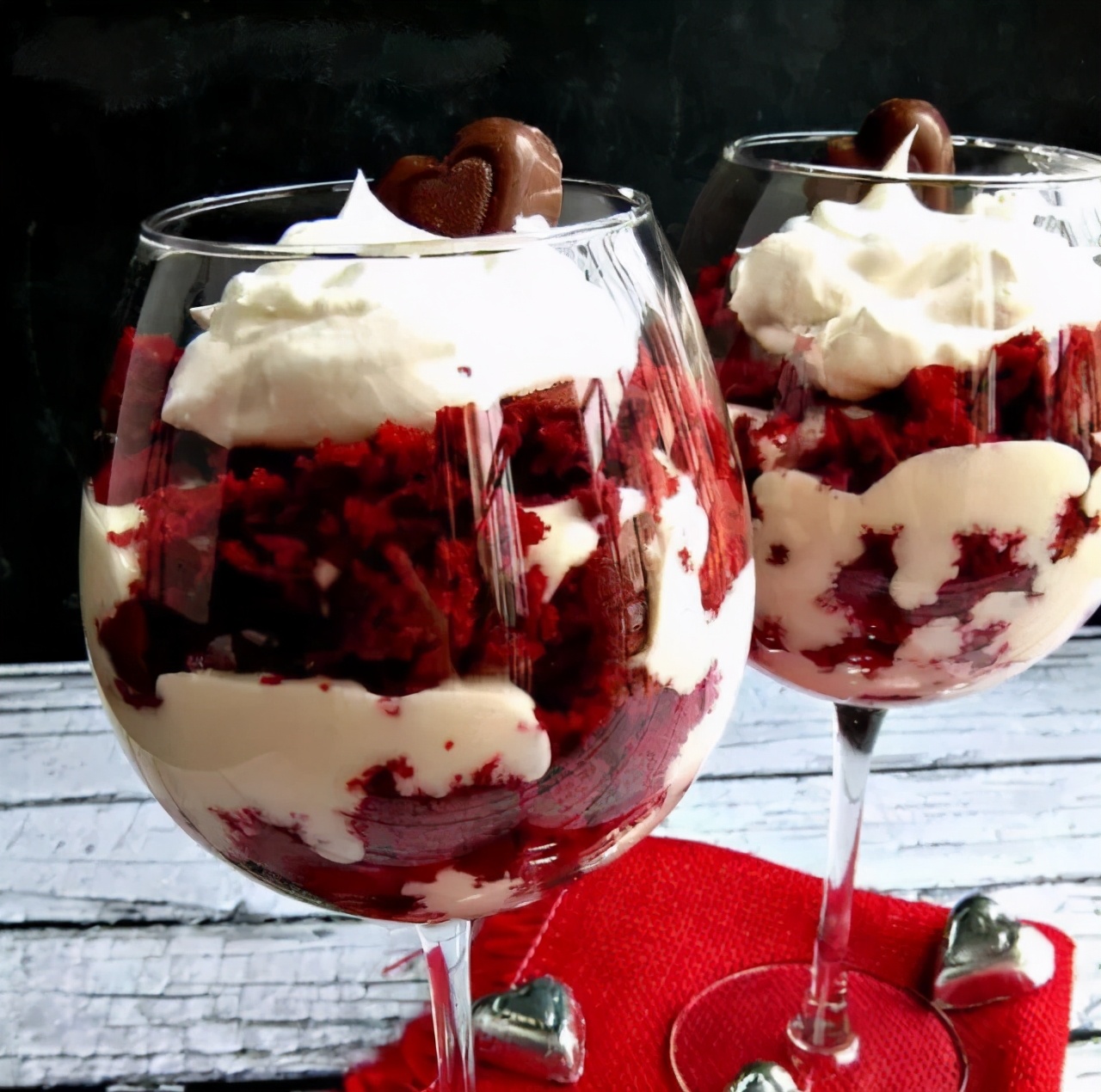 红丝绒蛋糕一口就甜到心里,红丝绒蛋糕开启甜蜜每一天