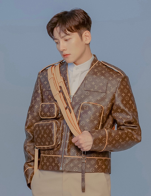 池昌旭黑色冲锋衣,池昌旭纯黑西装