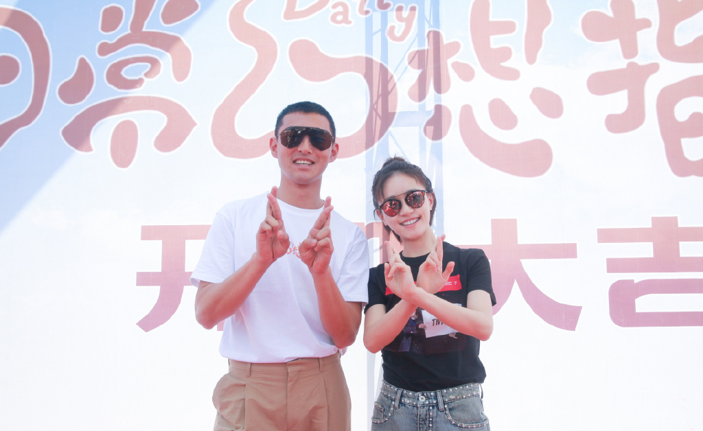 焦俊艳穿薄款牛仔裤,焦俊艳叠穿牛仔衣