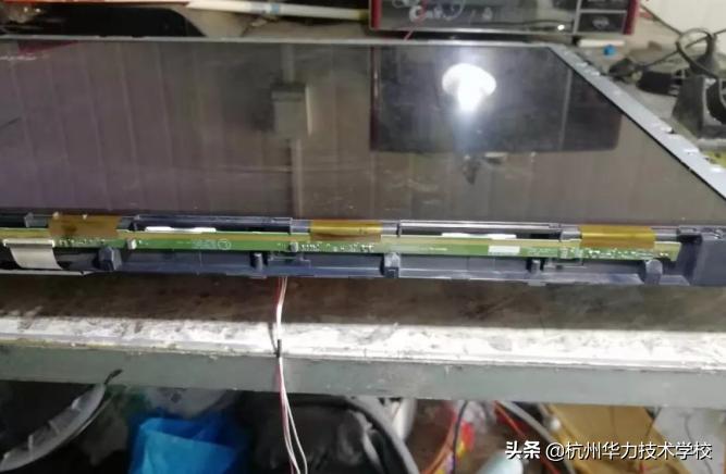 维修TCL液晶电视L42F1300-3D灰屏-杭州华力学校