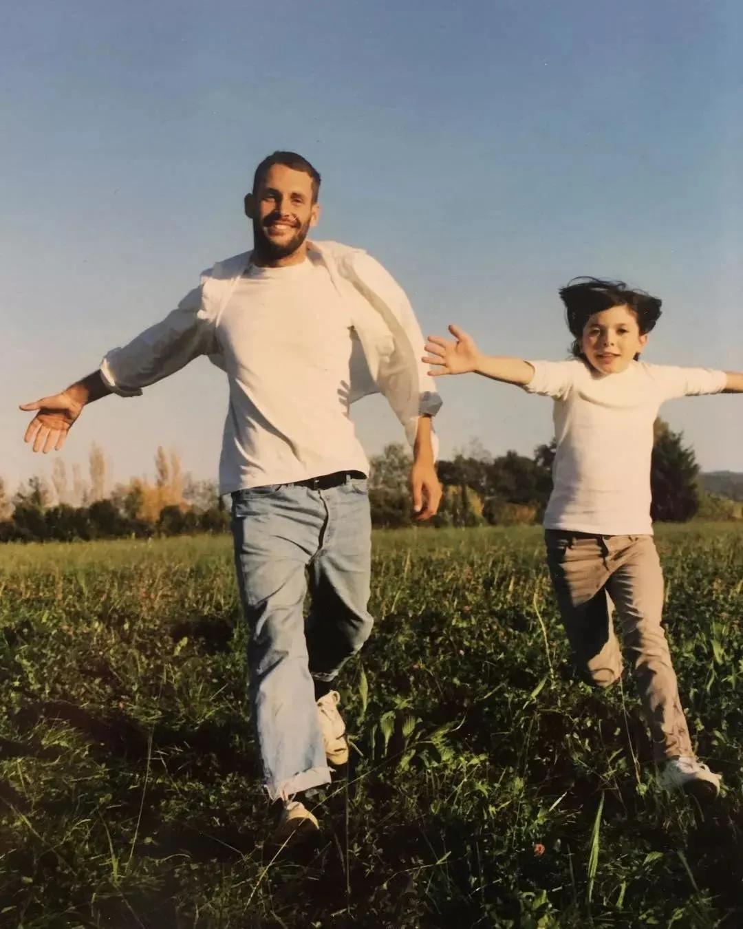 因为太穷，”乡下小伙”做的衣服口袋都没有，一言不合就关店种地