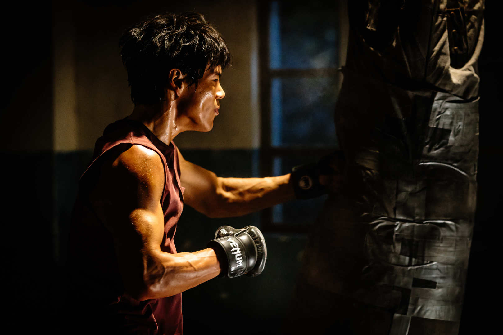 向佐一身肌肉怎么锻炼的,向佐健身练腰