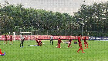 国足教练李铁首秀,国足训练颠球太惊艳