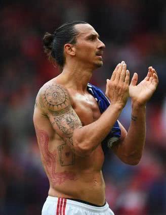 足坛史上十大头球最厉害的中锋,足坛最强壮的人