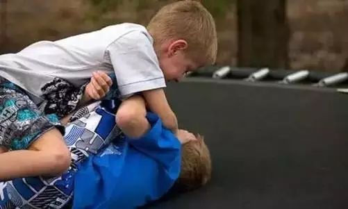 奶奶高情商对待孩子打人,孩子脾气暴躁爱打人怎么正确引导