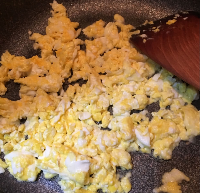 蛋炒饭看着简单,蛋炒饭吃起来不腻的做法