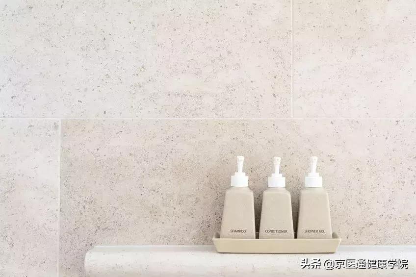 头发出油脱发可以天天洗头吗,每天洗头头皮出油有异味