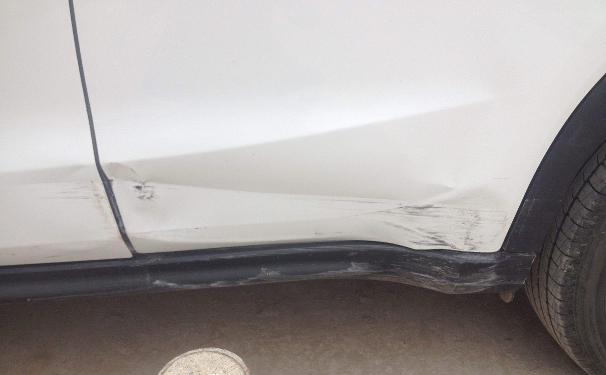 车门刮蹭凹陷补漆修复多少钱,长条凹陷疤痕无痕修复