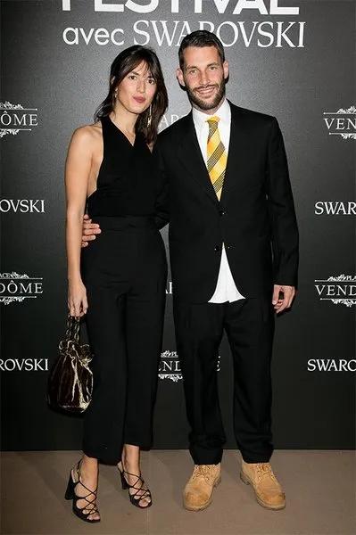 因为太穷，”乡下小伙”做的衣服口袋都没有，一言不合就关店种地