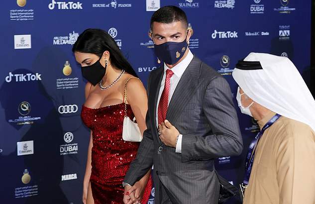 c罗和女友乔治娜惊艳写真图片,c罗未婚妻乔治娜撞脸