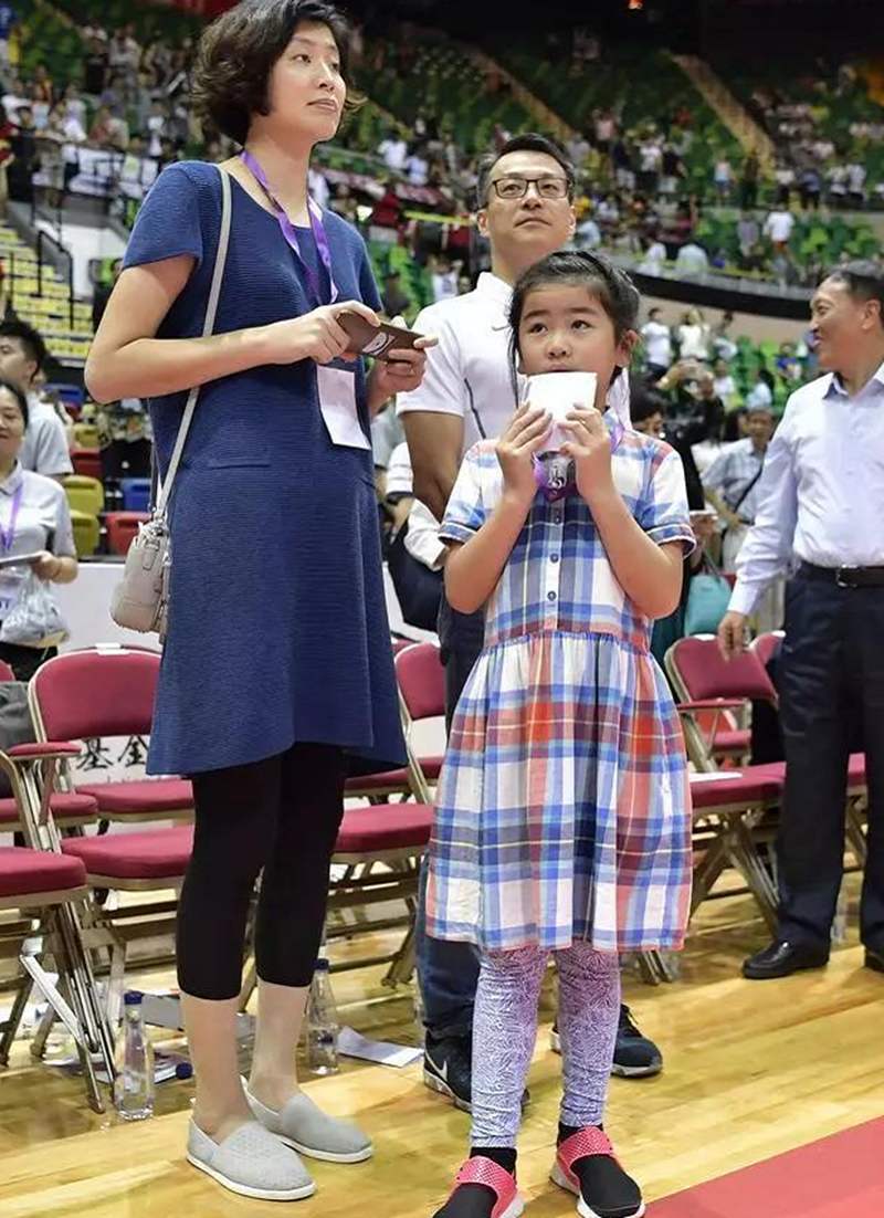 12岁1米9姚明女儿基因强大,姚明11岁女儿身高真的有一米七吗