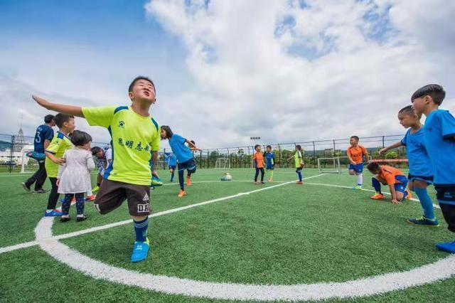 3-7岁小朋友足球训练热身,释放天性训练体适能
