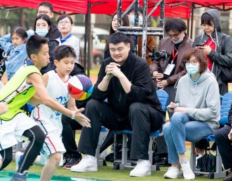 姚明教山区同学打篮球,姚明现场指教周琦