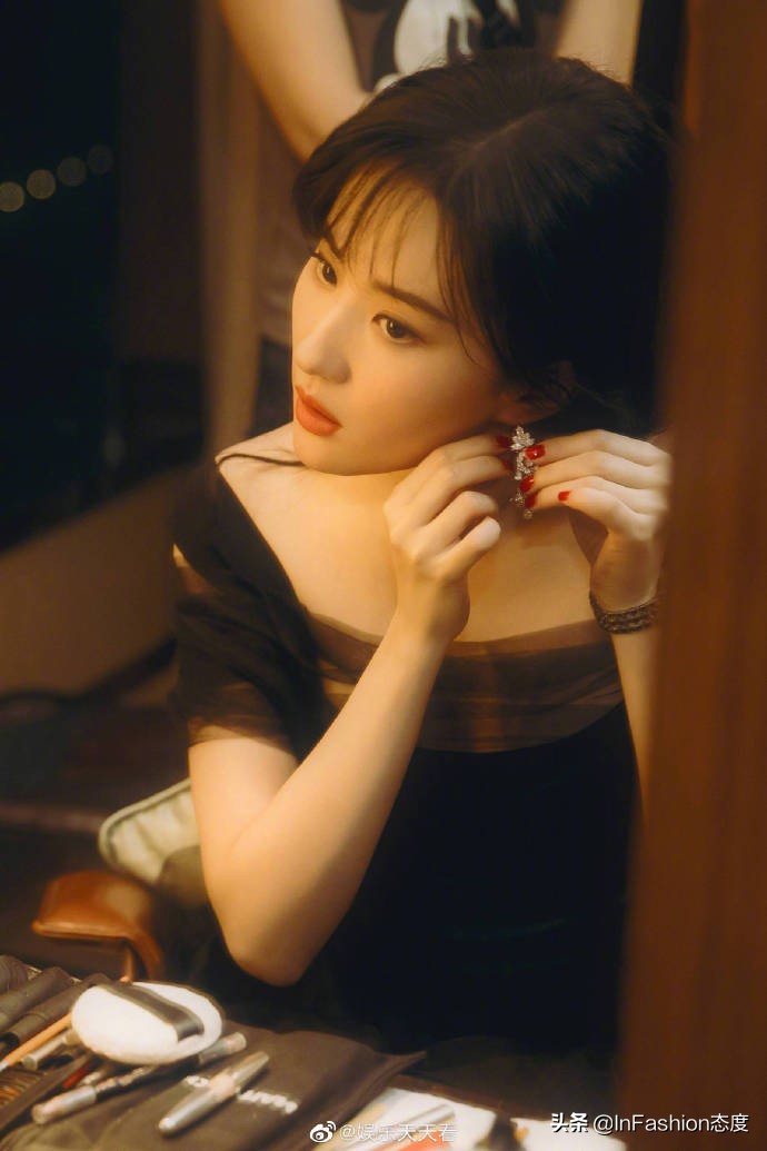 刘亦菲确认下一部新剧了吗,刘亦菲一身露腰造型亮相机场