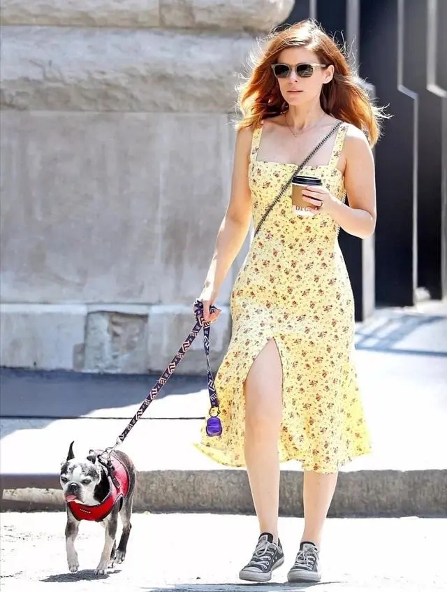 新款妈妈装修身显瘦碎花裙,绿色碎花裙搭配帆布鞋好看吗