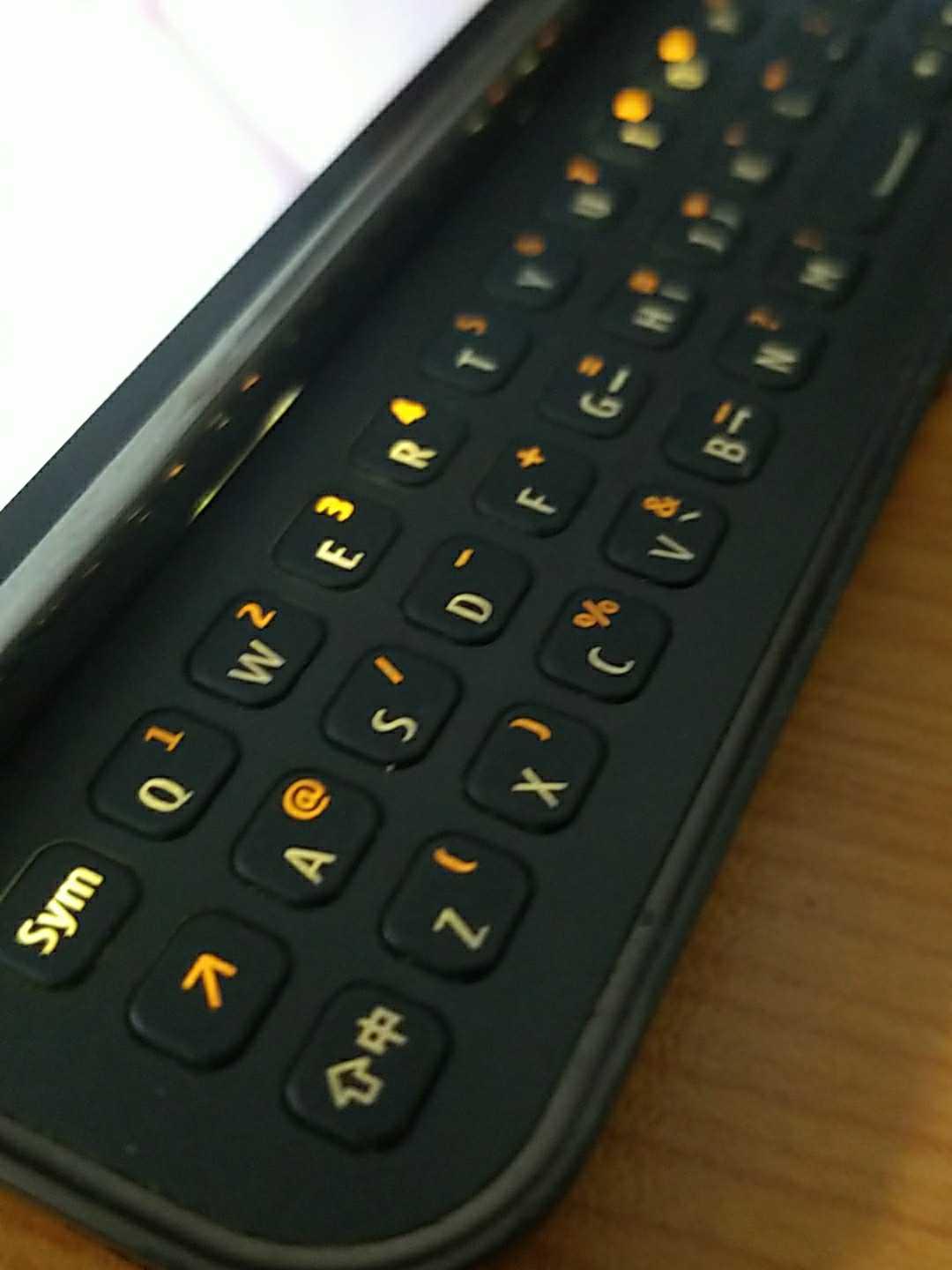 十年后掏出这部“诺记机皇”，电阻屏体验太糟心了，指甲都扣断了