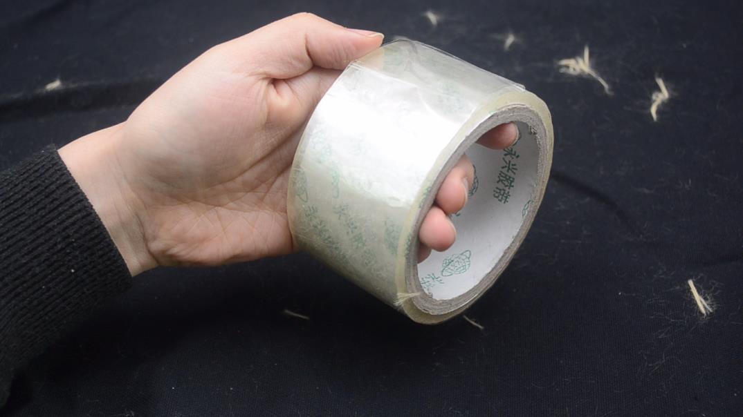 如何去除衣服上的毛絮小妙招,衣服粘毛怎么处理不用滚刷