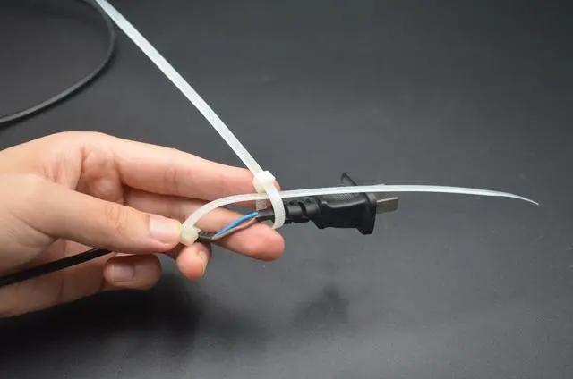 电线插头根部烧断了怎么修复,电线插头根部断了怎么用扎带修复