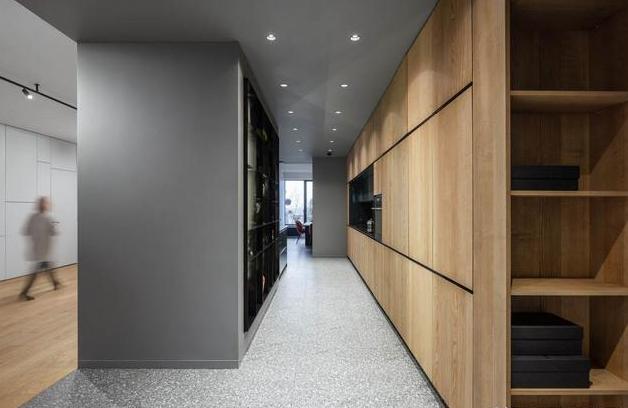 她将两套房子里头打通，客厅大到可以“踢足球”，网友：太豪气了